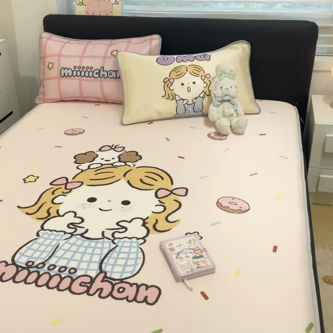 91家纺网 家纺一手货源 找家纺 暮思家居 2025新款正版miiiiichan可爱卡通大版数码印花A类1200D冰丝凉席三件套平铺床笠 甜甜圈女孩