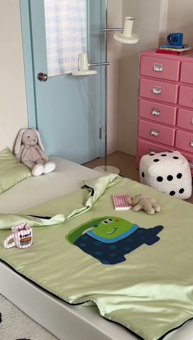 91家纺网 家纺一手货源 找家纺 喜多兔儿童家纺 2025新款60S兰精天丝睡袋防踢被 绿色萌萌恐龙