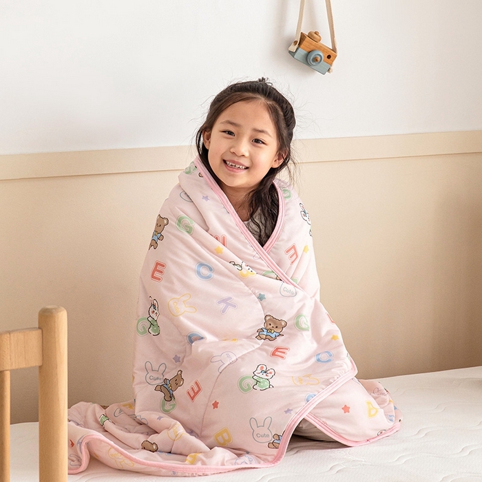 91家纺网 家纺一手货源 找家纺 嗨生活2025年儿童夏被 幼儿园夏被 凉感丝夏被 字母熊
