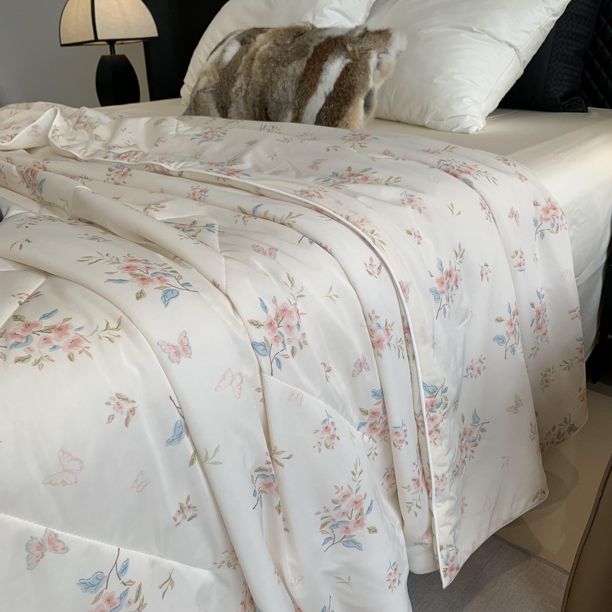 91家纺网 家纺一手货源 找家纺 2025新款小冰皮夏凉被锦纶氨纶面料空调夏被凉感丝单夏被空调被 桃花朵朵