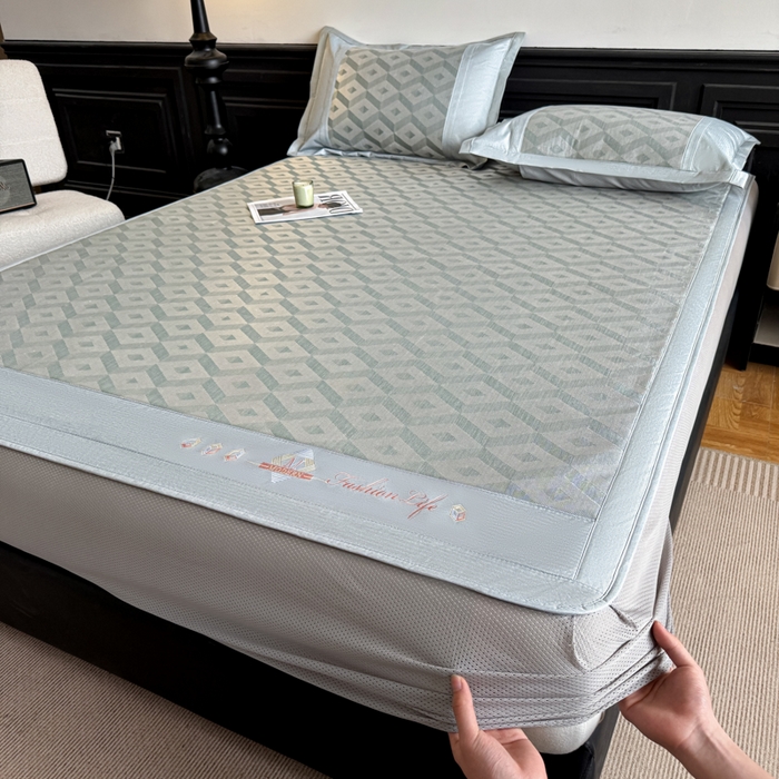 91家纺网 家纺一手货源 找家纺 鑫琪莱家纺 2025新款冰柔凉感丝凉席席子三件套 摩登立方-灰-床笠款