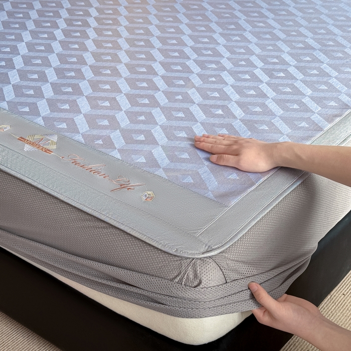 91家纺网 家纺一手货源 找家纺 鑫琪莱家纺 2025新款冰柔凉感丝凉席席子三件套 摩登立方-蓝-床笠款