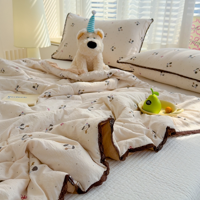 91家纺网 家纺一手货源 找家纺 贝扬思 2025新款云感双层纱抗菌花边夏被 狗狗面包