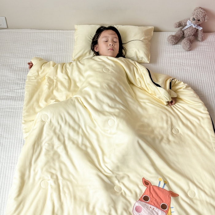 91家纺网 家纺一手货源 找家纺 喜多兔儿童家纺 2025新款萌宝系列40S纯棉夏季睡袋防踢被 黄色长颈鹿萌萌