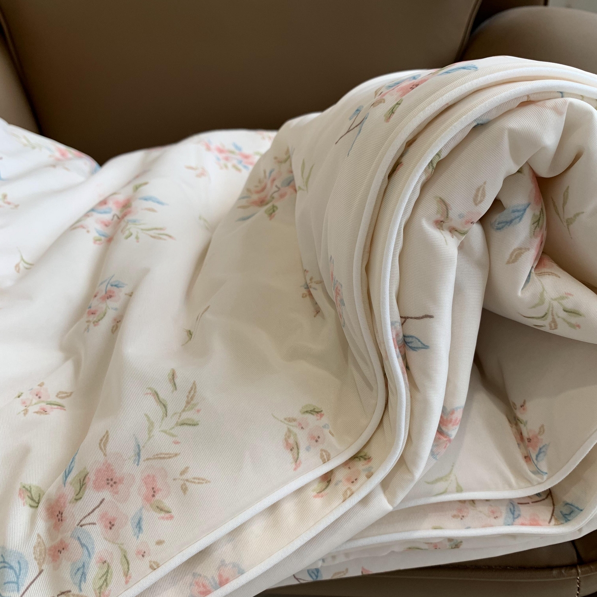 91家纺网 家纺一手货源 找家纺 2025新款小冰皮夏凉被锦纶氨纶面料空调夏被凉感丝单夏被空调被 桃花朵朵