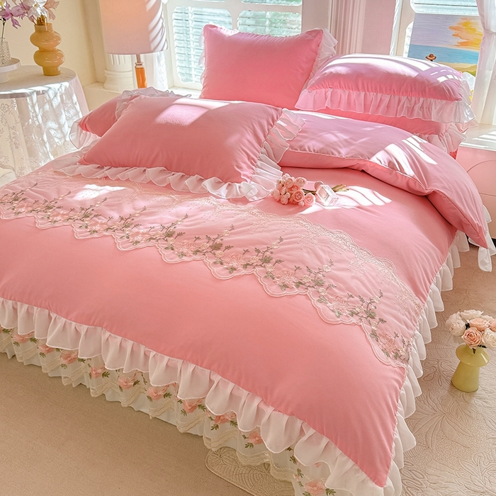 91家纺网 家纺一手货源 找家纺 大麦家纺2025新款年新款亲肤花边款床盖四件套  甜心小姐-樱花粉