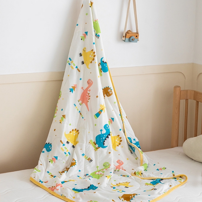 91家纺网 家纺一手货源 找家纺 嗨生活2025年儿童夏被 幼儿园夏被 凉感丝夏被 漫画恐龙