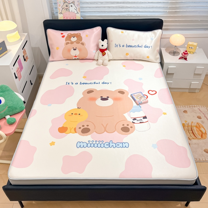 91家纺网 家纺一手货源 找家纺 暮思家居 2025新款正版miiiiichan可爱卡通大版数码印花A类1200D冰丝凉席三件套平铺床笠 牛奶小熊