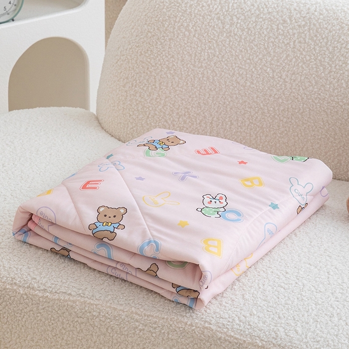 91家纺网 家纺一手货源 找家纺 嗨生活2025年儿童夏被 幼儿园夏被 凉感丝夏被 字母熊