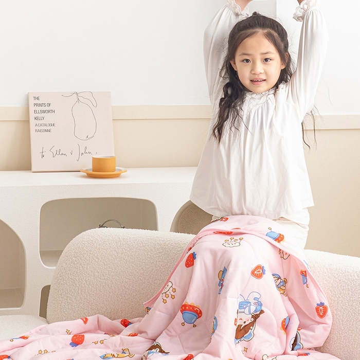 91家纺网 家纺一手货源 找家纺 嗨生活2025年儿童夏被 幼儿园夏被 凉感丝夏被 草莓小女孩