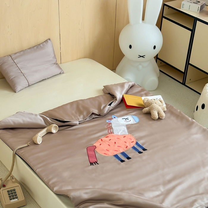 91家纺网 家纺一手货源 找家纺 喜多兔儿童家纺 2025新款60S兰精天丝睡袋防踢被 卡其色勤劳小马