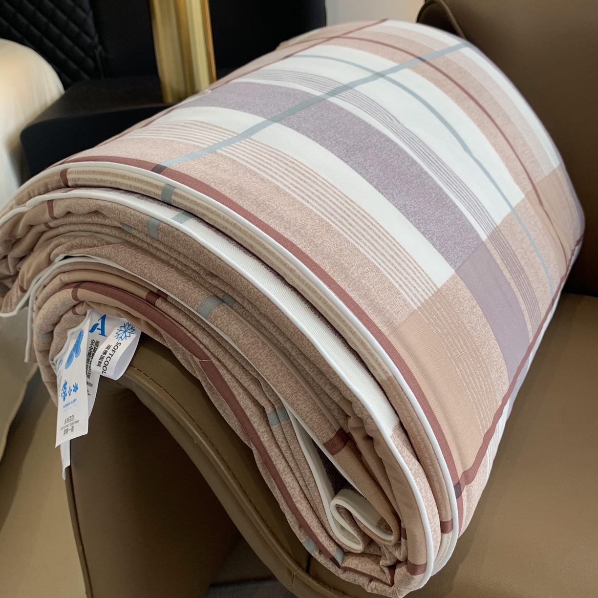 91家纺网 家纺一手货源 找家纺 2025新款小冰皮夏凉被锦纶氨纶面料空调夏被凉感丝单夏被空调被 宝格咖