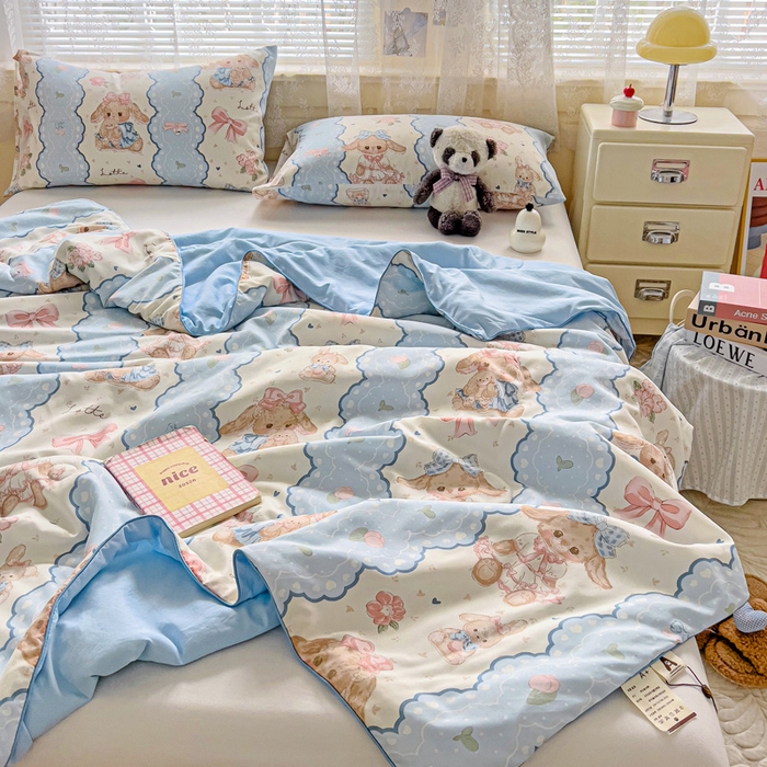 91家纺网 家纺一手货源 找家纺 2025春夏新款嵌绳款云柔水洗棉单夏被夏凉被空调被 嵌绳夏被-蓝色蕾丝兔