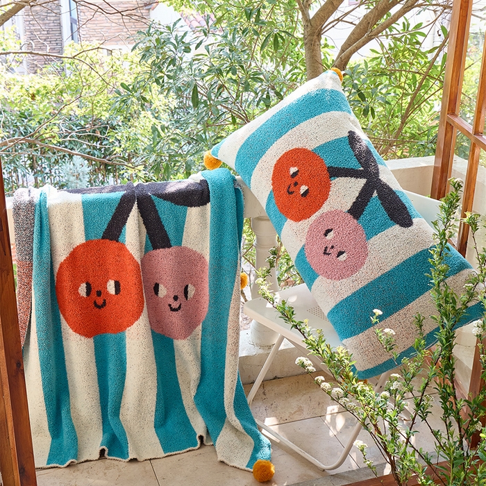 91家纺网 家纺一手货源 找家纺 （总）暖绵绵家纺 2025新款俏皮樱桃遇上条纹半边绒针织盖毯-慕樱