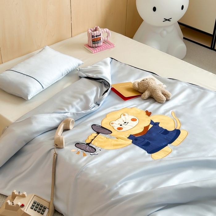 91家纺网 家纺一手货源 找家纺 喜多兔儿童家纺 2025新款60S兰精天丝睡袋防踢被 灰蓝色运动小狮子