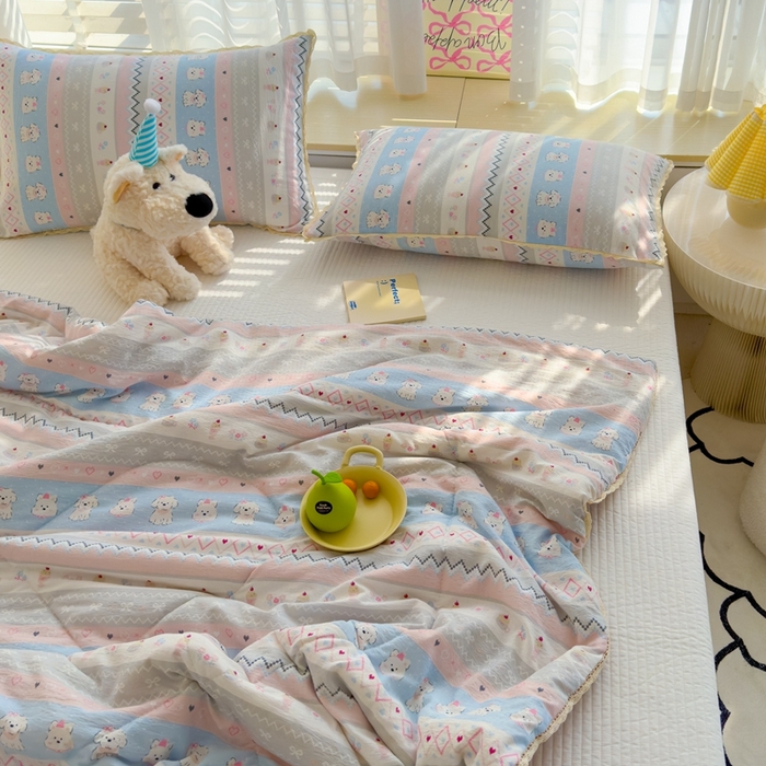 91家纺网 家纺一手货源 找家纺 贝扬思 2025新款云感双层纱抗菌花边夏被 白狗浪漫集