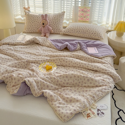 91家纺网 家纺一手货源 找家纺 贝扬思 2025新款云感双层纱抗菌花边夏被 小紫豹纹