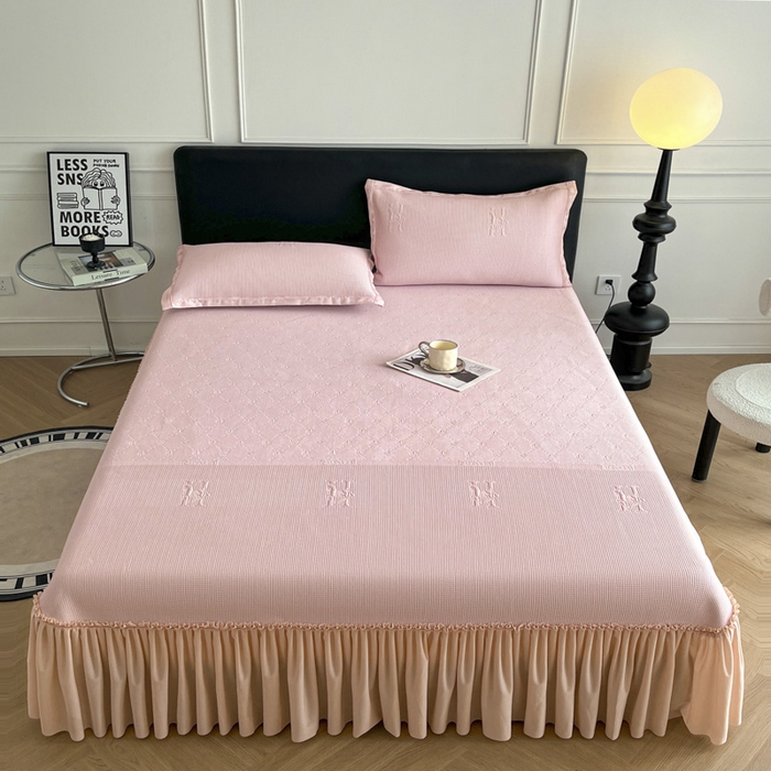 91家纺网 家纺一手货源 找家纺 鑫琪莱  2025新款5D立体雕花凉感豆豆冰丝床裙三件套 床裙H款-粉