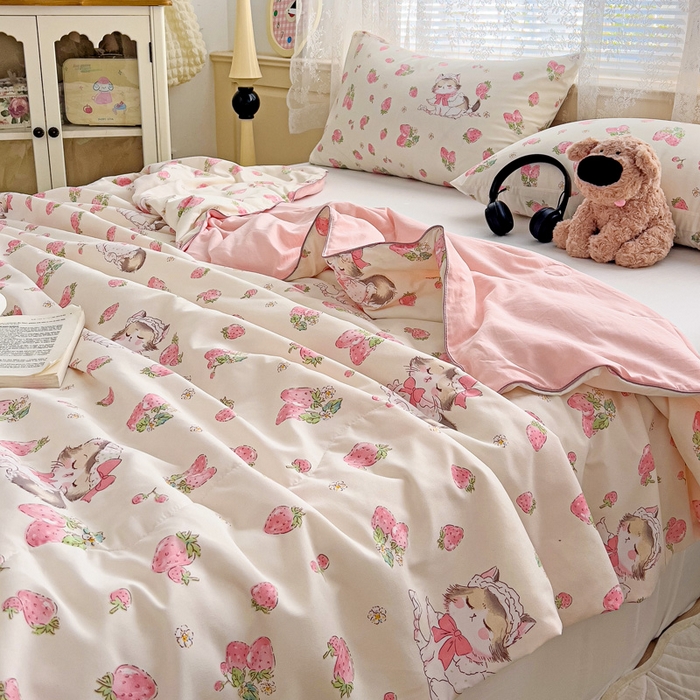 91家纺网 家纺一手货源 找家纺 2025春夏新款嵌绳款云柔水洗棉单夏被夏凉被空调被 嵌绳夏被-草莓小猫