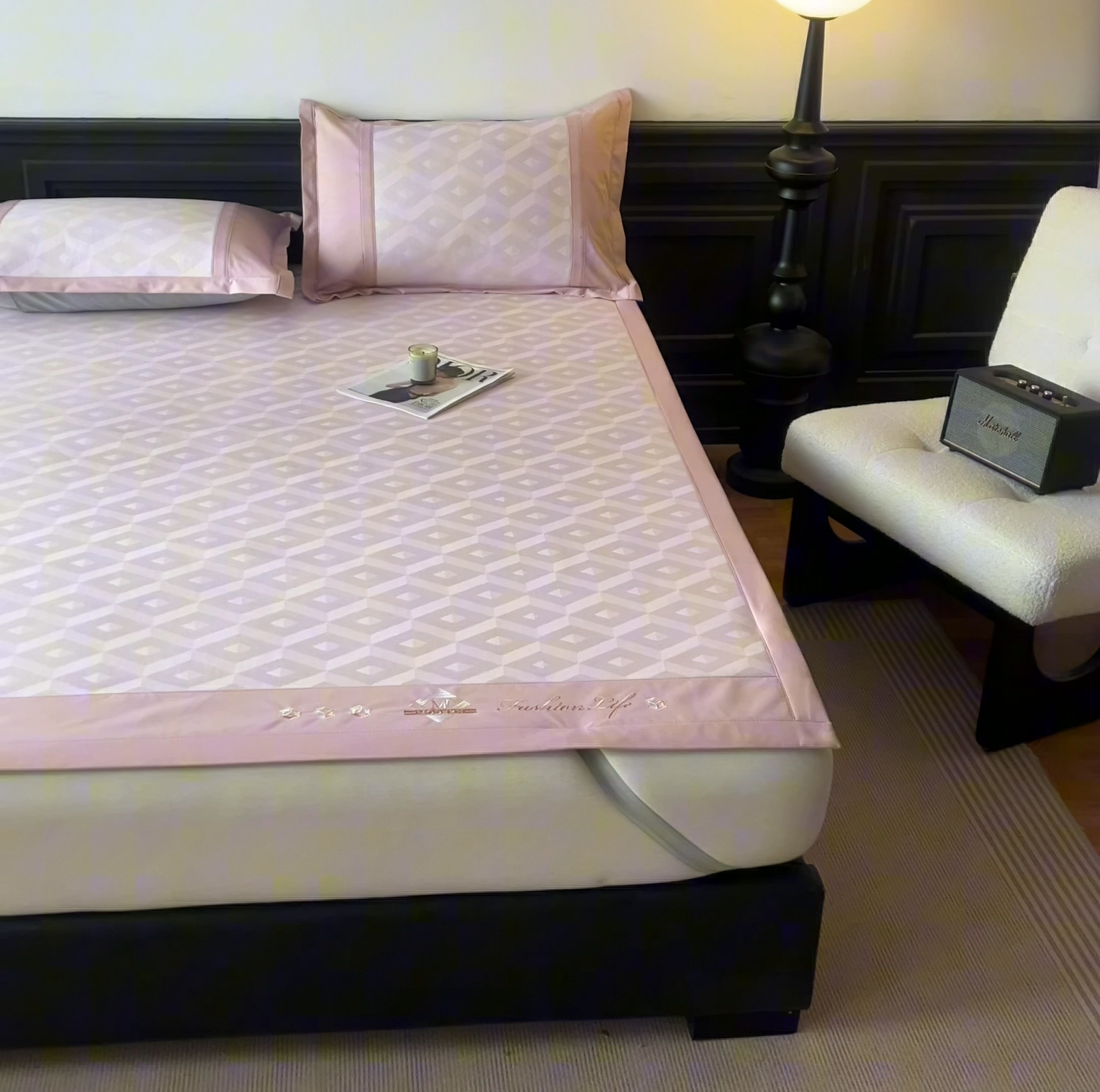 91家纺网 家纺一手货源 找家纺 鑫琪莱家纺 2025新款冰柔凉感丝凉席席子三件套 摩登立方-粉-床席款