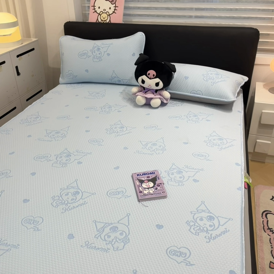 91家纺网 家纺一手货源 找家纺 2025新款三丽鸥正版授权A类提花冰豆豆凉席平铺款床笠款系列_1409 冰豆豆-库洛米-蓝