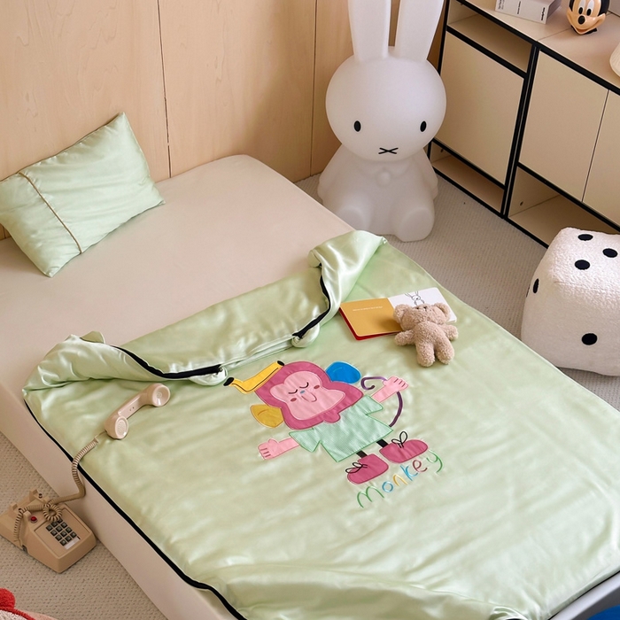 91家纺网 家纺一手货源 找家纺 喜多兔儿童家纺 2025新款60S兰精天丝睡袋防踢被 绿色微笑小猴