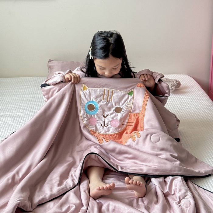91家纺网 家纺一手货源 找家纺 喜多兔儿童家纺 2025新款萌宝系列40S纯棉夏季睡袋防踢被 豆沙色小猫甜甜