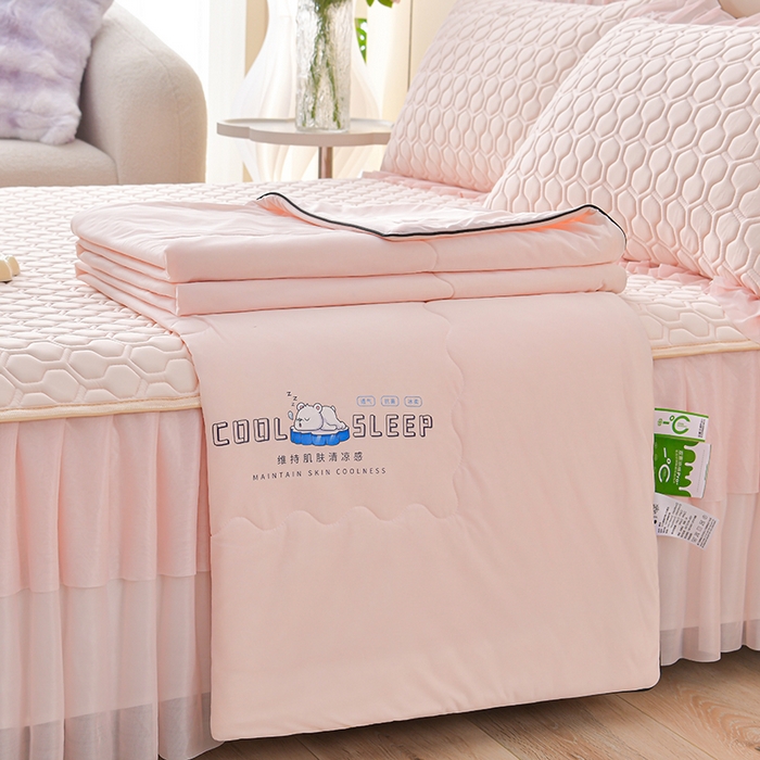 91家纺网 家纺一手货源 找家纺 民新家纺 2025新款凉感丝乳胶床裙凉席足球花系列纯色和印花 足球花-香妃粉