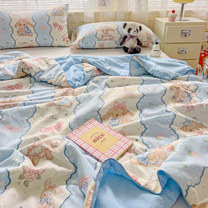 91家纺网 家纺一手货源 找家纺 2025春夏新款嵌绳款云柔水洗棉单夏被夏凉被空调被 嵌绳夏被-蓝色蕾丝兔