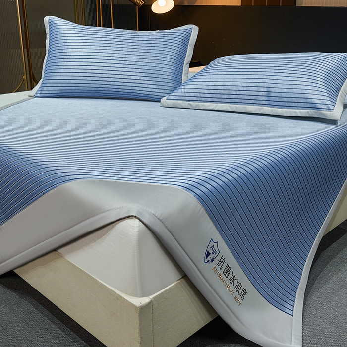 91家纺网 家纺一手货源 找家纺 小萌虎 2025新款轻柔丝抗菌冰丝藤凉席（复合三明治款）宽包刺绣冰丝软席藤席 抗菌三明治冰丝藤席-冰川-绅士蓝