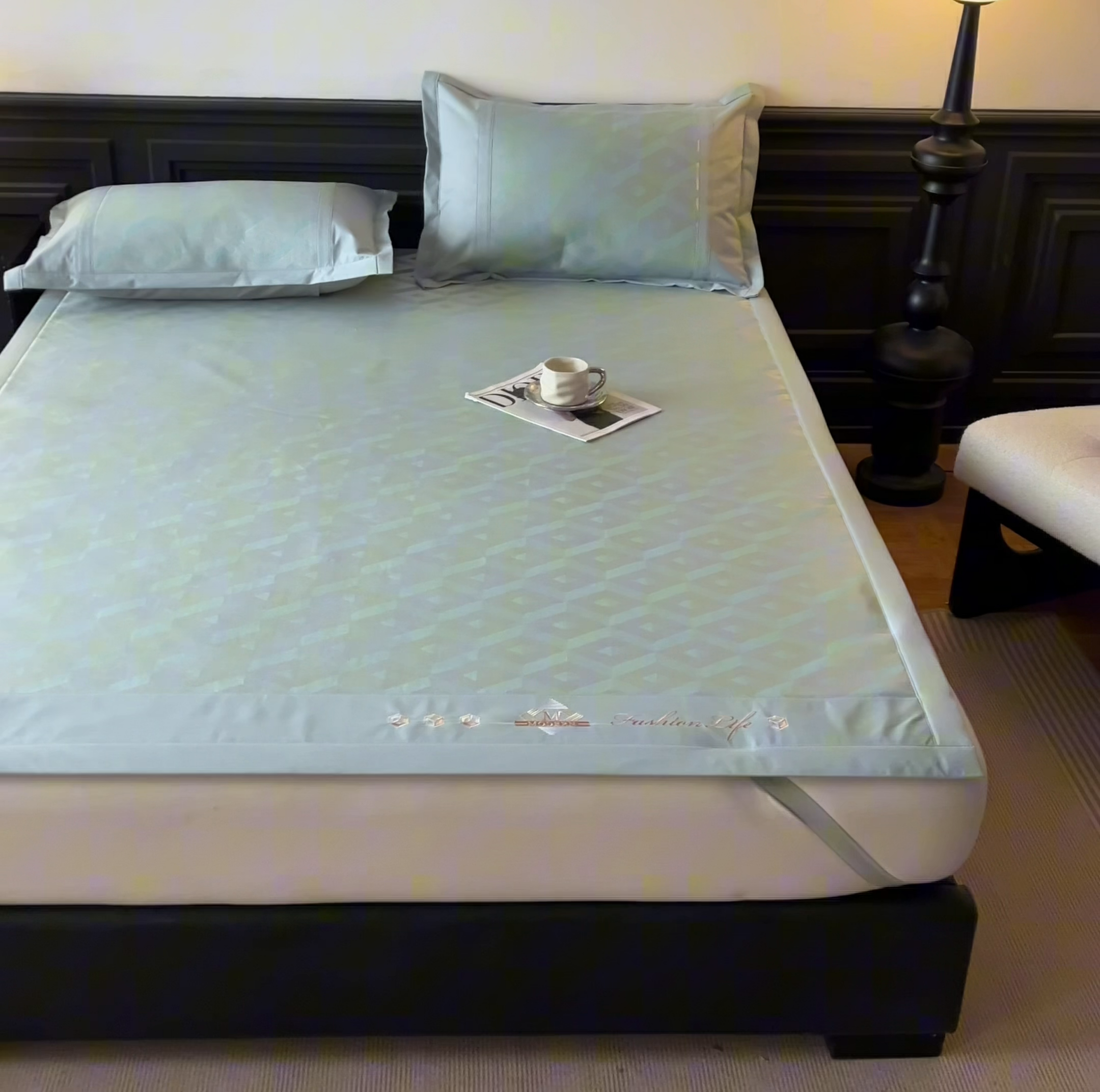 91家纺网 家纺一手货源 找家纺 鑫琪莱家纺 2025新款冰柔凉感丝凉席席子三件套 摩登立方-绿-床席款