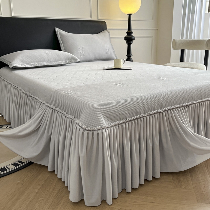 91家纺网 家纺一手货源 找家纺 鑫琪莱  2025新款5D立体雕花凉感豆豆冰丝床裙三件套 床裙H款-灰