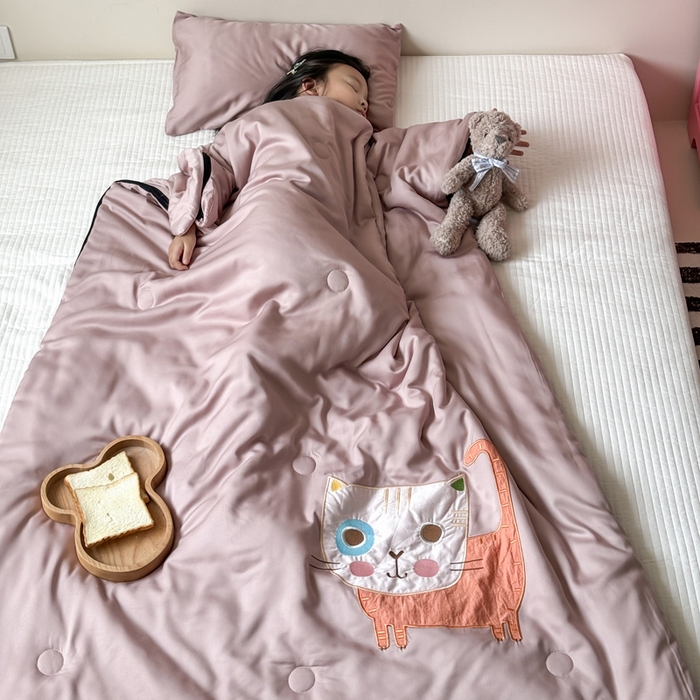 91家纺网 家纺一手货源 找家纺 喜多兔儿童家纺 2025新款萌宝系列40S纯棉夏季睡袋防踢被 豆沙色小猫甜甜