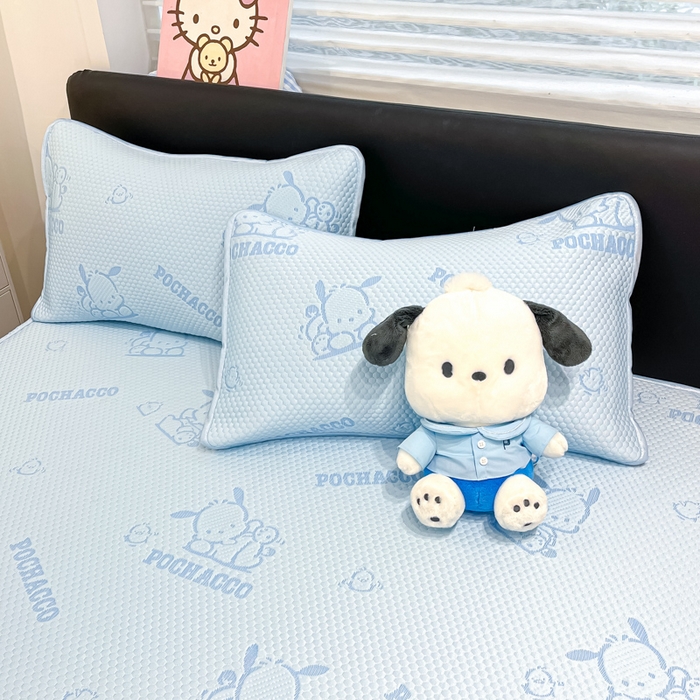 91家纺网 家纺一手货源 找家纺 2025新款三丽鸥正版授权A类提花冰豆豆凉席平铺款床笠款系列_1409 冰豆豆-帕恰狗-蓝