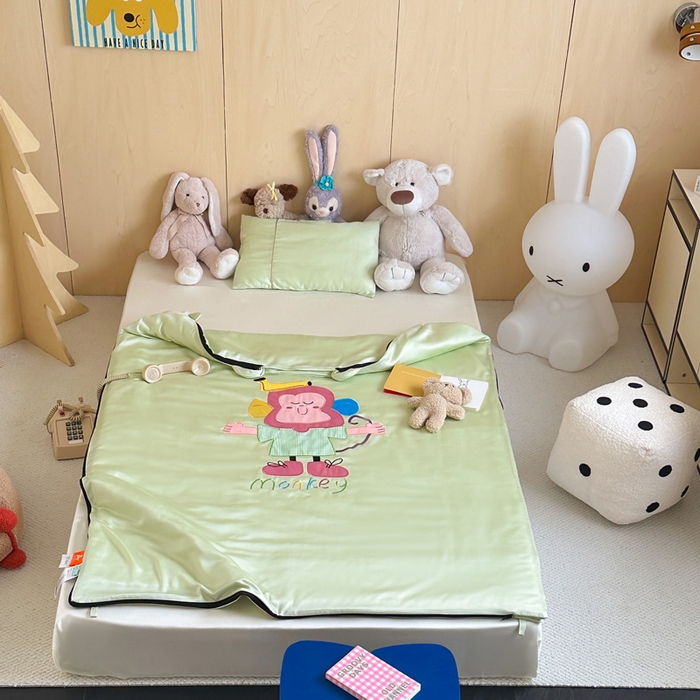91家纺网 家纺一手货源 找家纺 喜多兔儿童家纺 2025新款60S兰精天丝睡袋防踢被 绿色微笑小猴