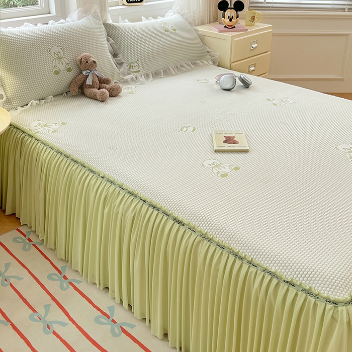 91家纺网 家纺一手货源 找家纺 梦舒羽 2025春夏新款冰豆豆凉席席子-床裙款 凉豆豆-小熊绿