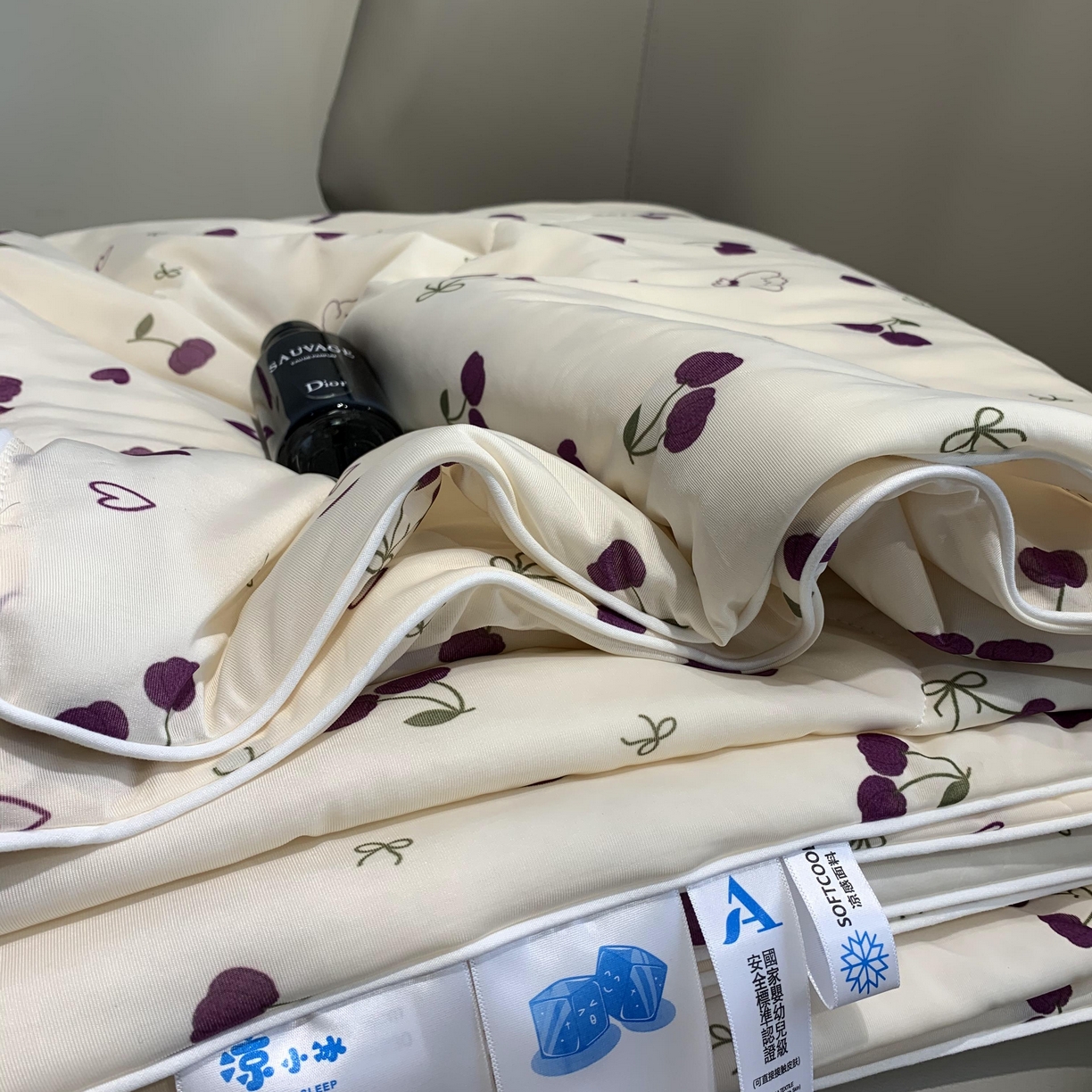 91家纺网 家纺一手货源 找家纺 2025新款小冰皮夏凉被锦纶氨纶面料空调夏被凉感丝单夏被空调被 车厘子