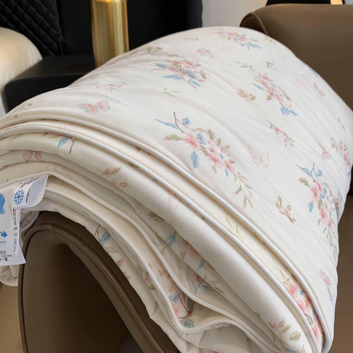 91家纺网 家纺一手货源 找家纺 2025新款小冰皮夏凉被锦纶氨纶面料空调夏被凉感丝单夏被空调被 桃花朵朵