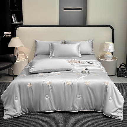 91家纺网 家纺一手货源 找家纺 鑫顺欣 2025新款水洗冰丝刺绣麻绳系列凉感夏被四件套夏凉被 字母香奈儿-高冷灰