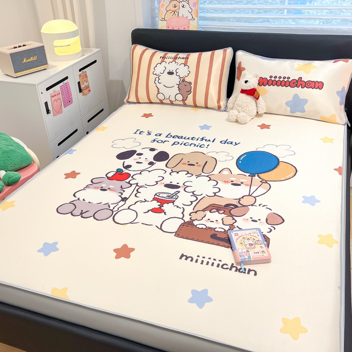 91家纺网 家纺一手货源 找家纺 暮思家居 2025新款正版miiiiichan可爱卡通大版数码印花A类1200D冰丝凉席三件套平铺床笠 心愿小狗