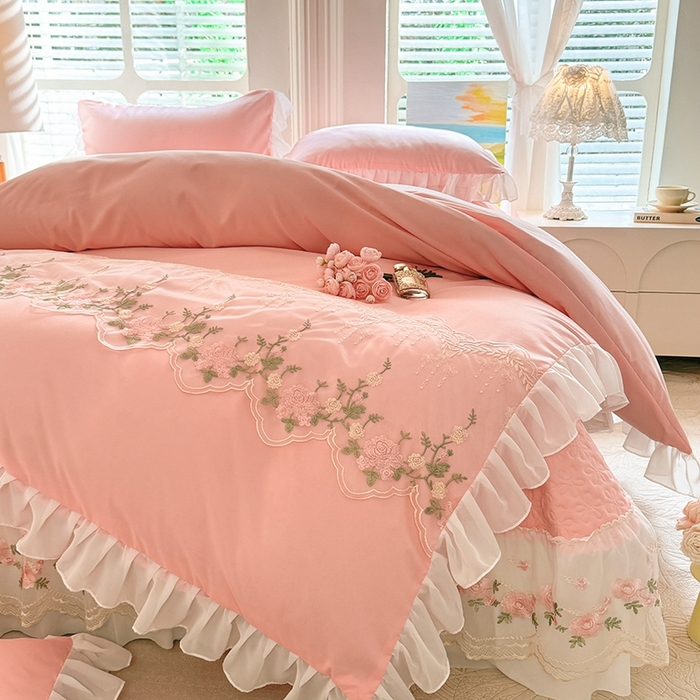 91家纺网 家纺一手货源 找家纺 大麦家纺2025新款年新款亲肤花边款床盖四件套  甜心小姐-香槟玉