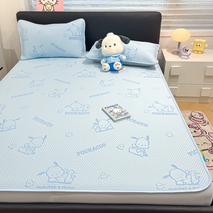 91家纺网 家纺一手货源 找家纺 2025新款三丽鸥正版授权A类提花冰豆豆凉席平铺款床笠款系列_1409 冰豆豆-帕恰狗-蓝