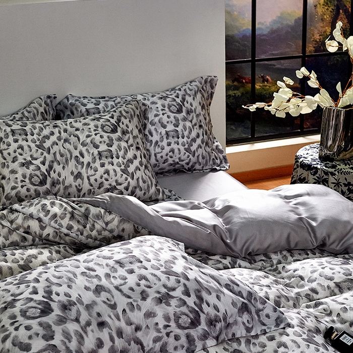 91家纺网 家纺一手货源 找家纺 未来家居 2025春夏新款100支莱赛尔天丝贡缎纯色印花系列高端礼盒四件套 豹影-灰