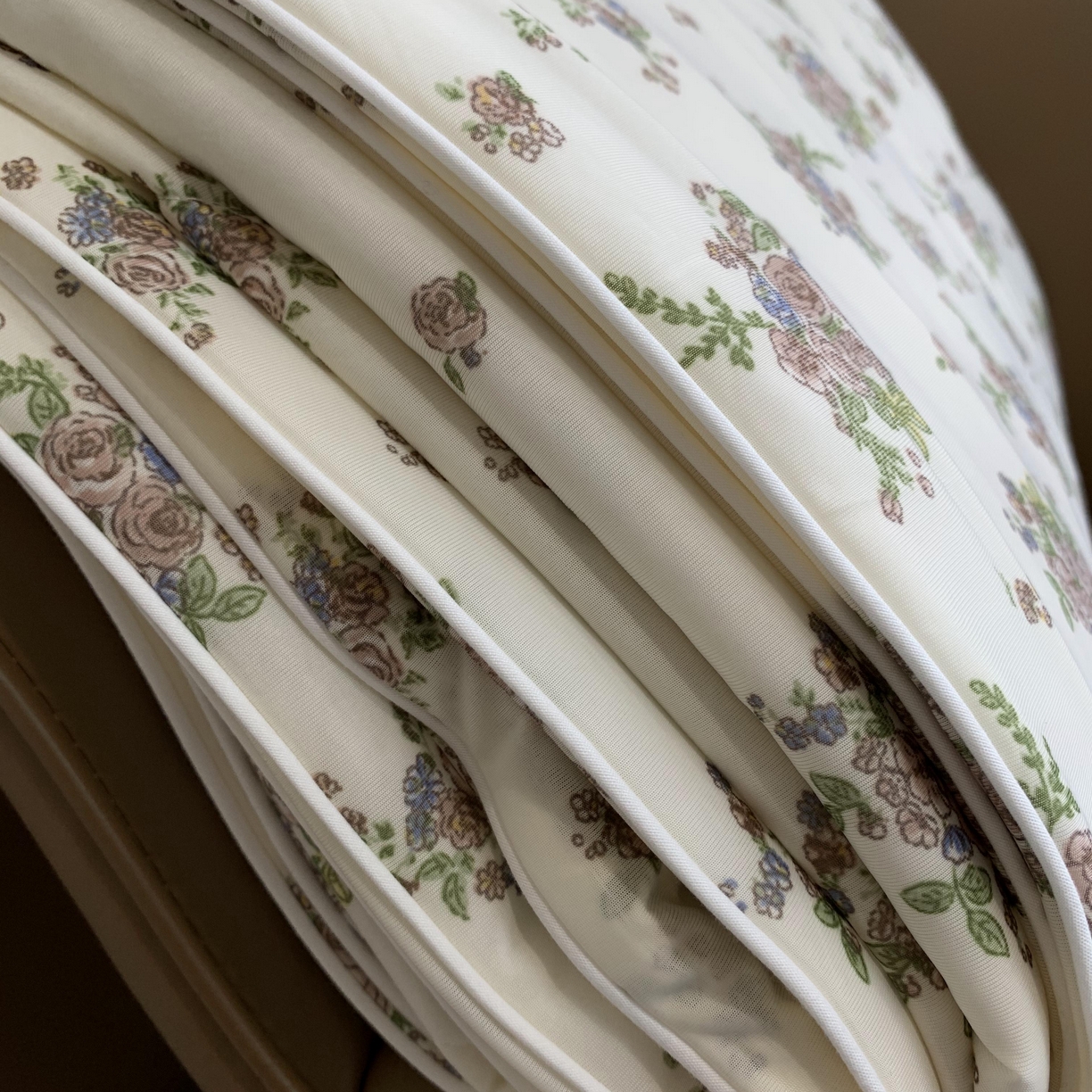 91家纺网 家纺一手货源 找家纺 2025新款小冰皮夏凉被锦纶氨纶面料空调夏被凉感丝单夏被空调被 碎花情怀