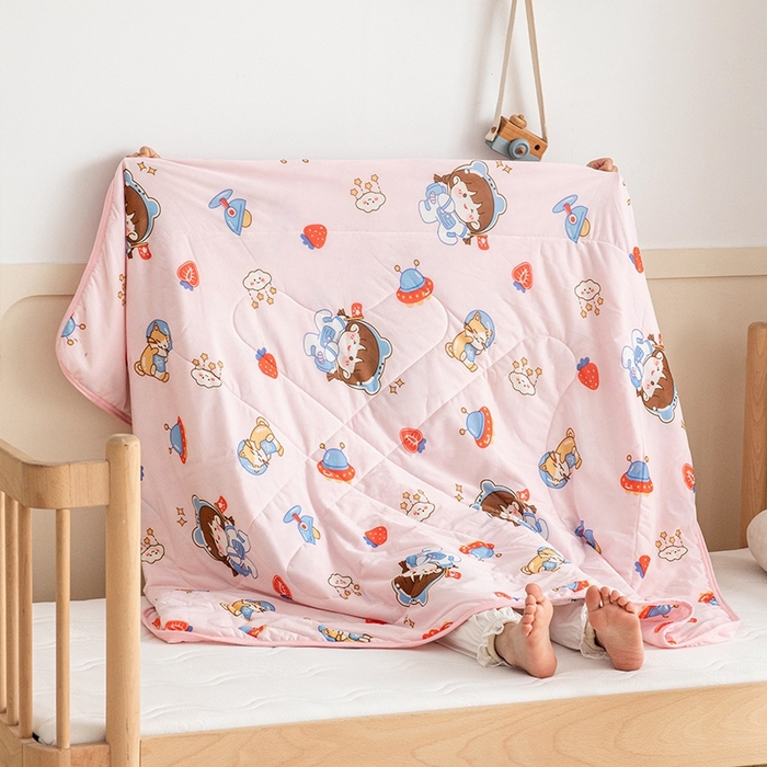 91家纺网 家纺一手货源 找家纺 嗨生活2025年儿童夏被 幼儿园夏被 凉感丝夏被 草莓小女孩