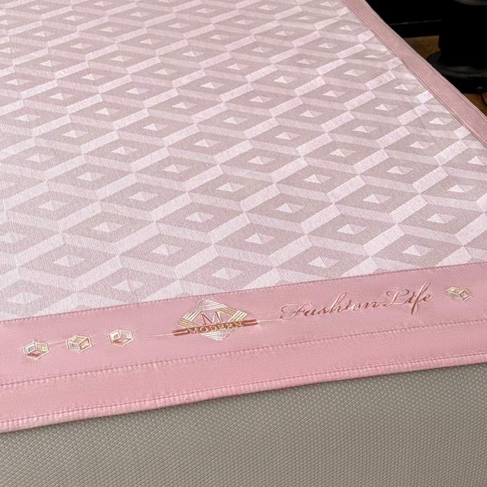 91家纺网 家纺一手货源 找家纺 鑫琪莱家纺 2025新款冰柔凉感丝凉席席子三件套 摩登立方-粉-床笠款