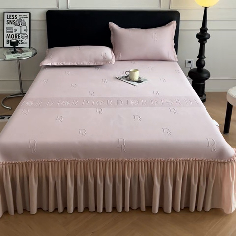 91家纺网 家纺一手货源 找家纺 鑫琪莱  2025新款5D立体雕花凉感豆豆冰丝床裙三件套 床裙D款-粉