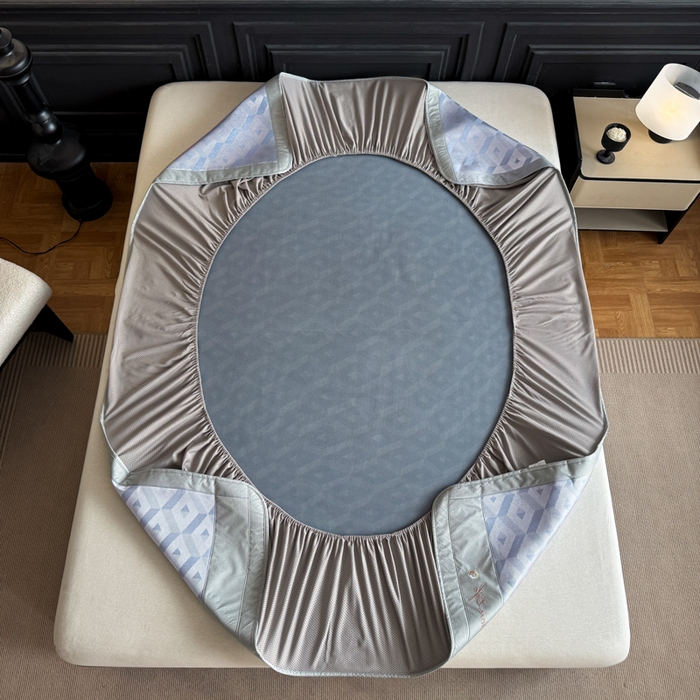 91家纺网 家纺一手货源 找家纺 鑫琪莱家纺 2025新款冰柔凉感丝凉席席子三件套 摩登立方-蓝-床笠款