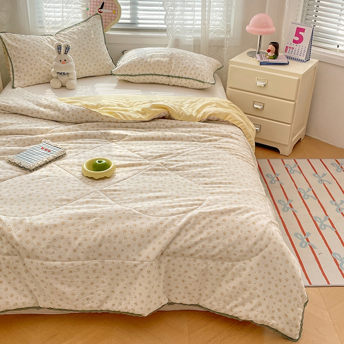 91家纺网 家纺一手货源 找家纺 优承佳生活馆 2025新款云感双层纱浪漫小花边抗菌夏被子被芯 田园牧歌