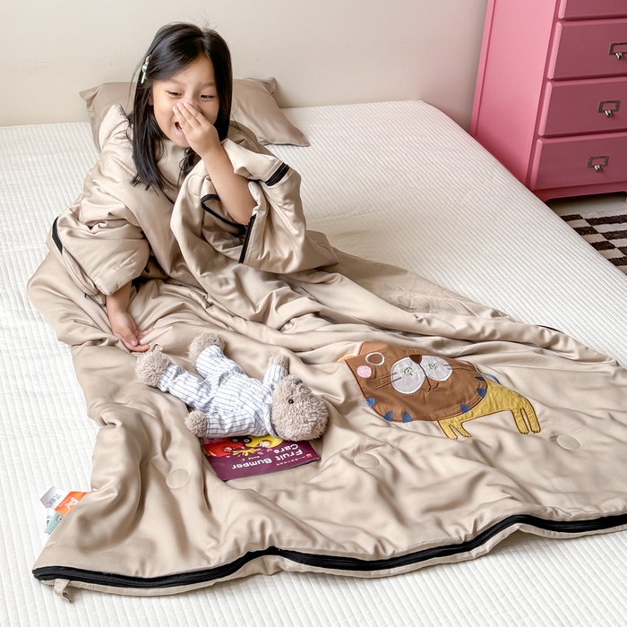 91家纺网 家纺一手货源 找家纺 喜多兔儿童家纺 2025新款萌宝系列40S纯棉夏季睡袋防踢被 卡其色小老虎多多